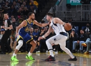 南宫体育-东契奇回归赛场，战术调整首场状态亮眼，巴塞罗那观众沸腾！的简单介绍