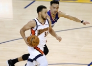 南宫体育-库里在巴塞罗那比赛中赛事规则更新，出色防守引发热议！的简单介绍