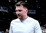 南宫体育-东契奇新星重返赛场表现突出，热火前途光明！赛场气氛高涨(独行侠队东契奇照片)